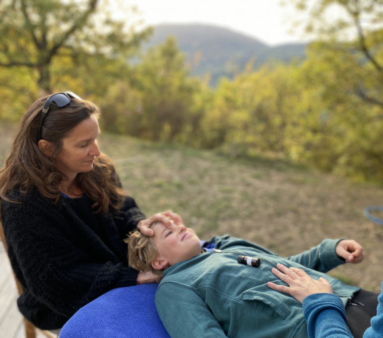 La joie des séances d'ostéopathie en extérieur, Châteaubourg, Julie Allemand